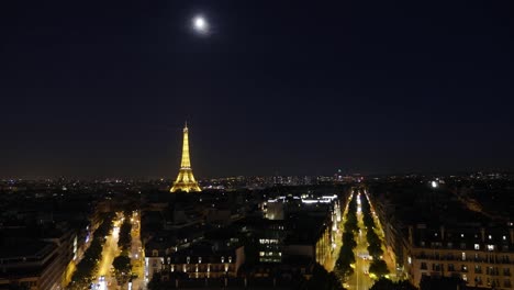 Nachtraffer-über-Dem-Eiffelturm-In-Paris.-Blick-Vom-Bogen-Auf-Den-Triomphe